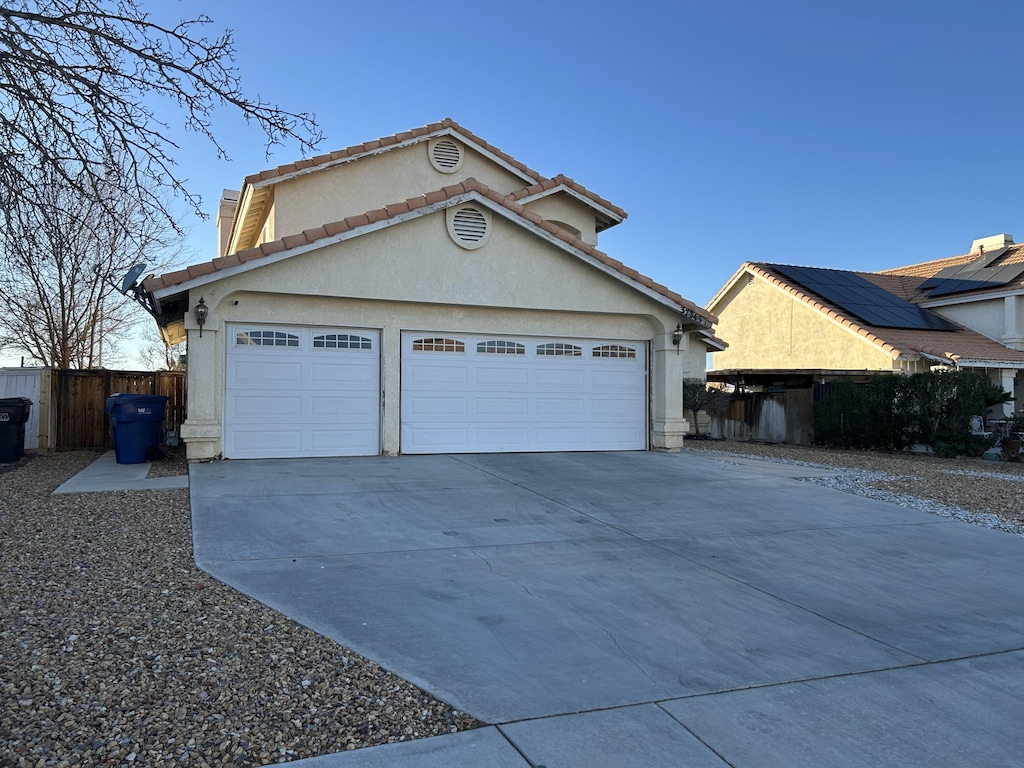 view of front facade featuring a garage