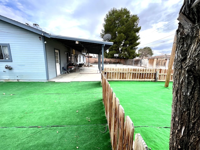 view of yard featuring a patio