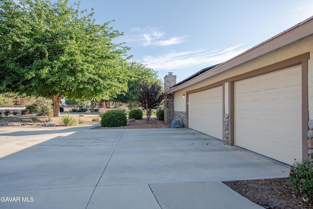 43710 Shiloh Ln, Lancaster, CA 93535 - garage featuring concrete driveway