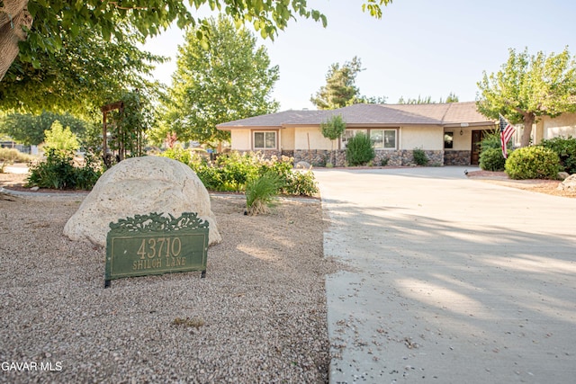 43710 Shiloh Ln, Lancaster, CA 93535 - view of front facade with stucco siding, stone siding, and driveway