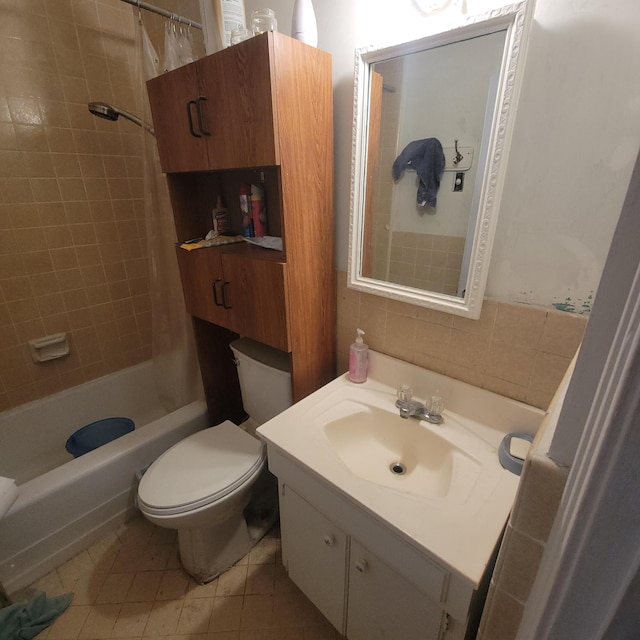 full bathroom featuring shower / tub combo with curtain, vanity, and toilet