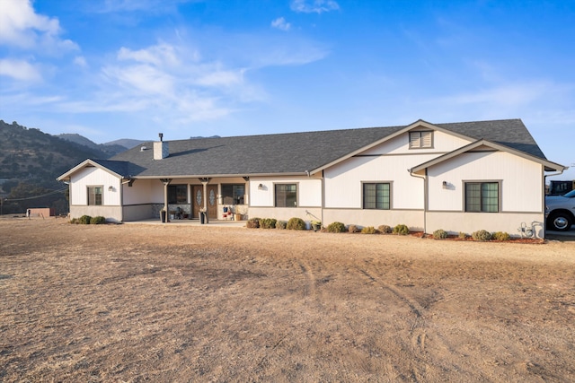 view of front of property featuring a mountain view