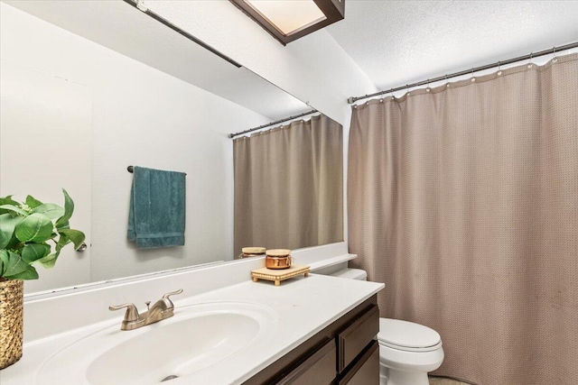 full bath with a textured ceiling, toilet, vanity, and a shower with curtain