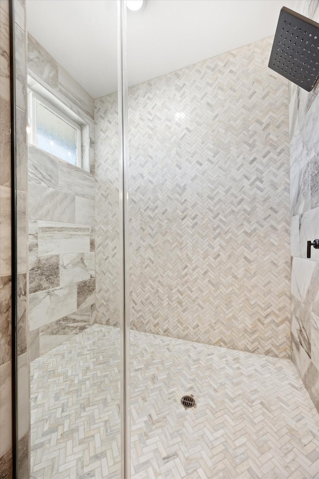 full bathroom featuring tiled shower