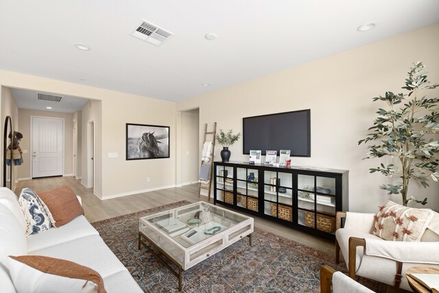 living room featuring visible vents, wood finished floors, and recessed lighting