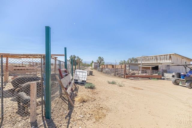 view of yard featuring an outdoor structure