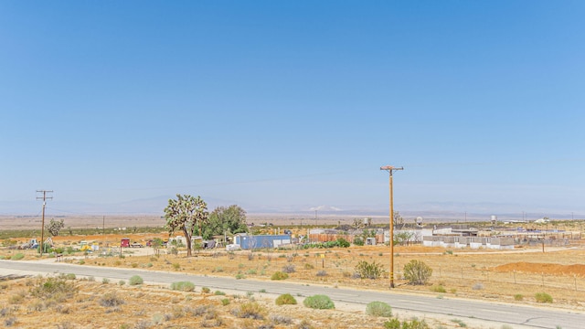 view of yard featuring a mountain view