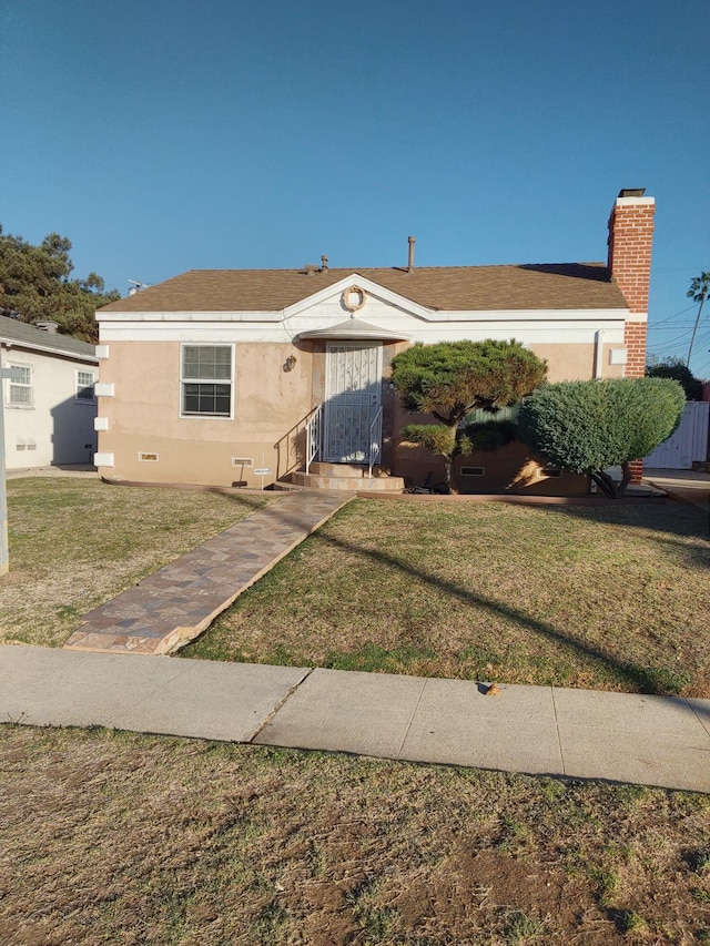 view of front of property with a front lawn