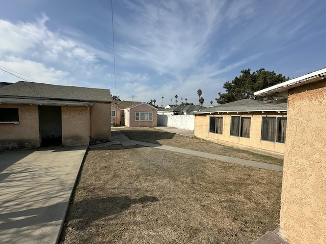 view of yard featuring a patio