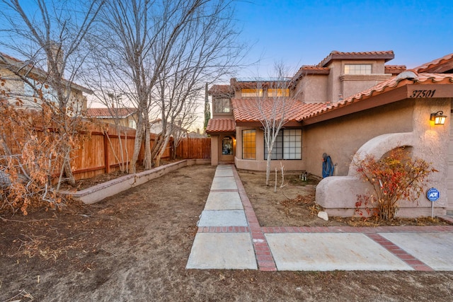 view of yard at dusk