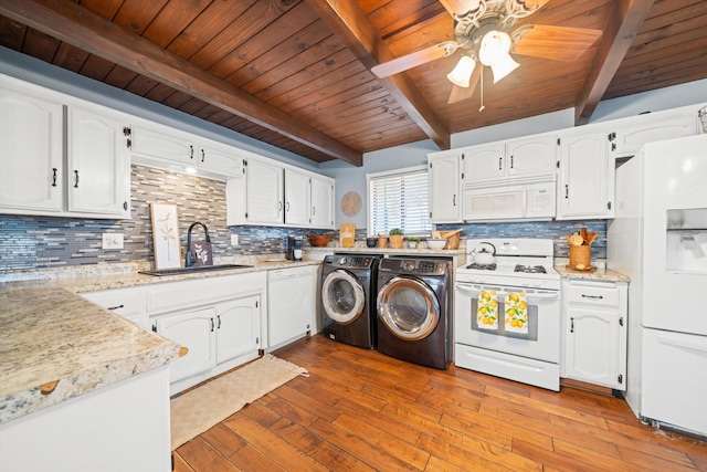 laundry room featuring wood ceiling, ceiling fan, sink, independent washer and dryer, and light hardwood / wood-style floors