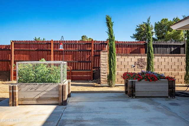 33430 E 133rd St, Pearblossom, CA 93553 - view of patio / terrace
