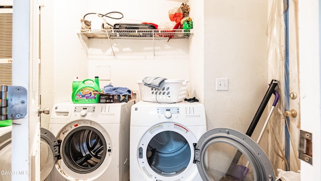 25739 Flatcreek St, Lancaster, CA 93536 - laundry area featuring independent washer and dryer
