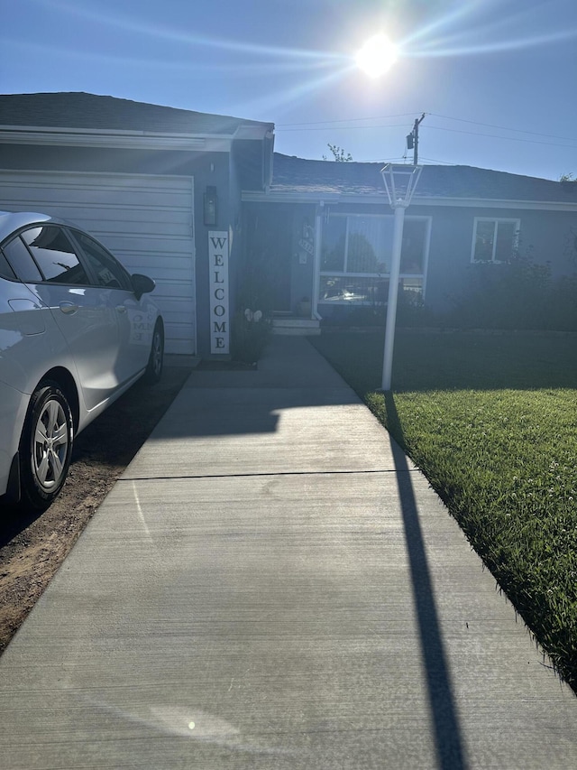 view of front of home featuring a front yard and a garage