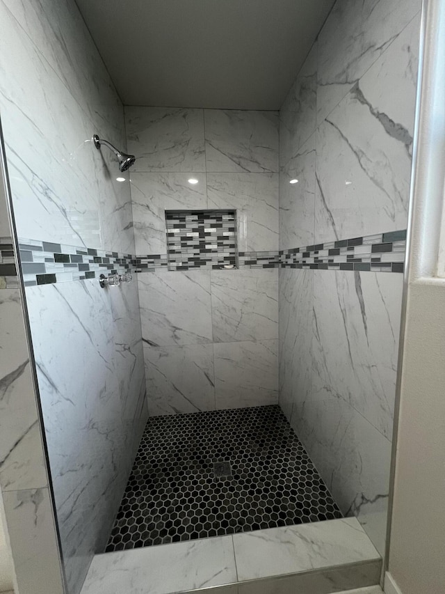 bathroom featuring tiled shower