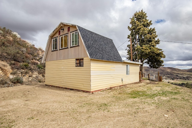 view of outdoor structure with an outbuilding