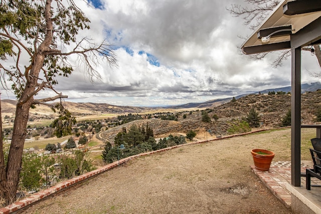 view of yard featuring a mountain view