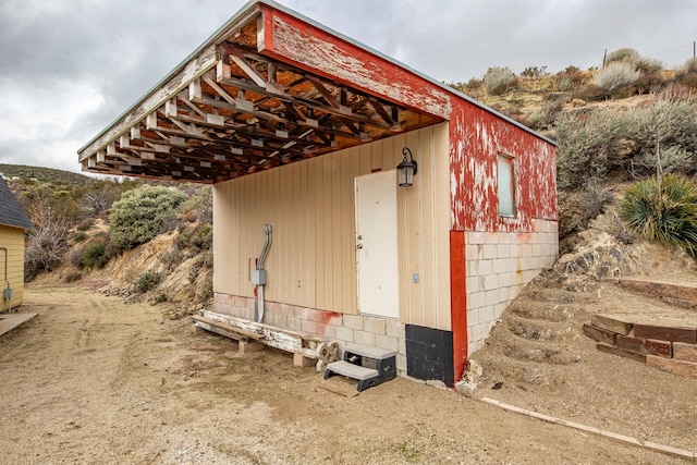 view of outdoor structure with an outbuilding