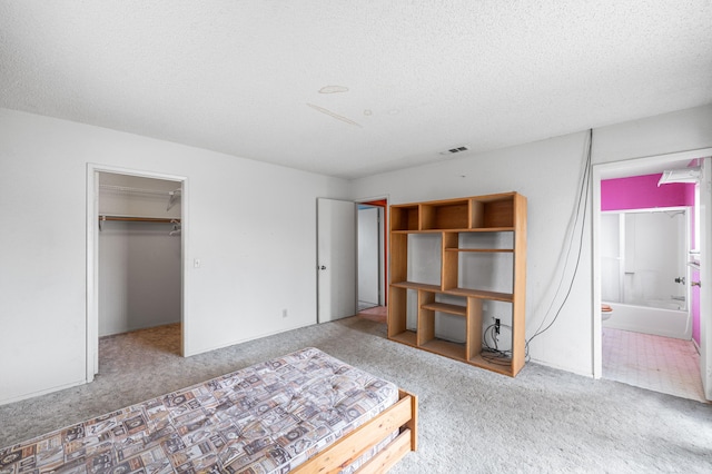 40968 E 174th St, Lancaster, CA 93535 - bedroom featuring ensuite bathroom, carpet flooring, a textured ceiling, and a spacious closet