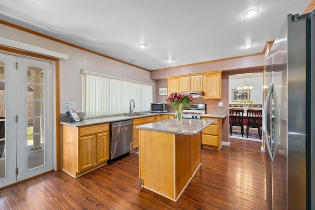 kitchen featuring dark hardwood / wood-style floors, a center island, sink, and appliances with stainless steel finishes