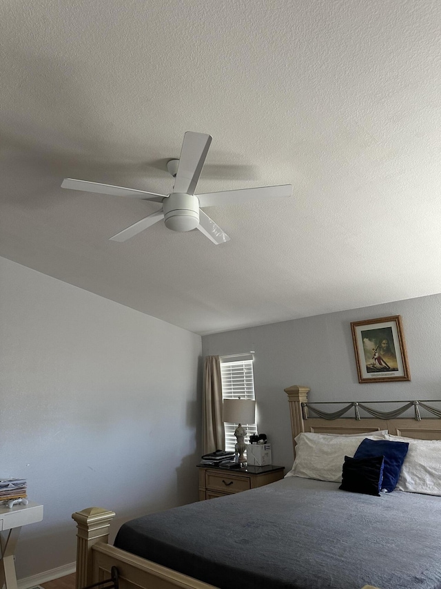 bedroom featuring ceiling fan and a textured ceiling