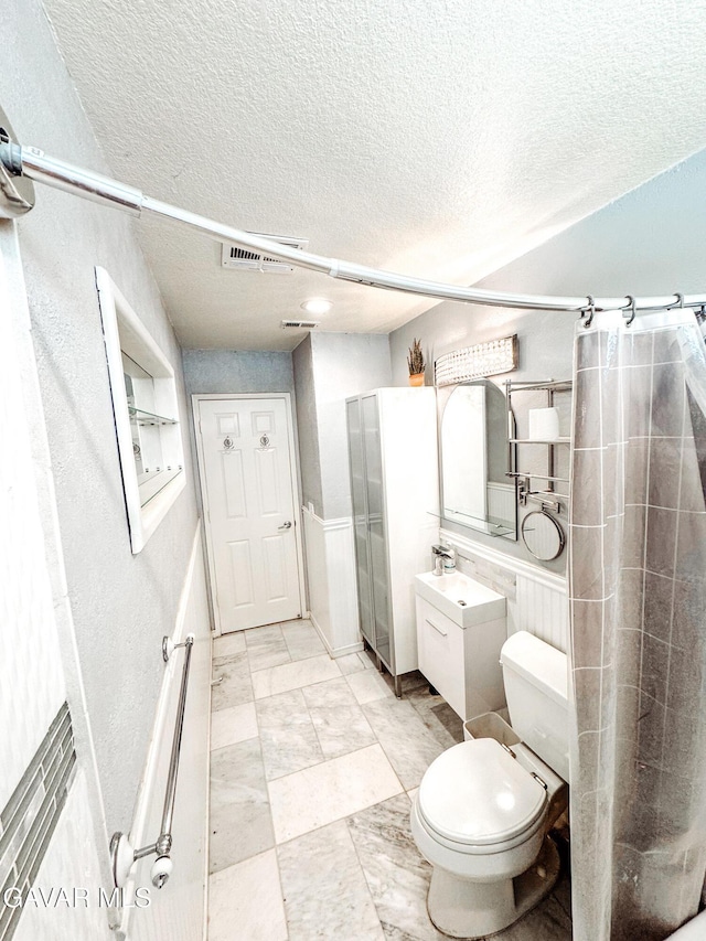 2895 59th St, Rosamond, CA 93560 - bathroom featuring a shower with shower curtain, a textured ceiling, and vanity