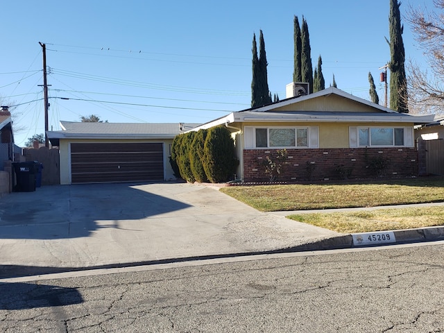 single story home with a front lawn