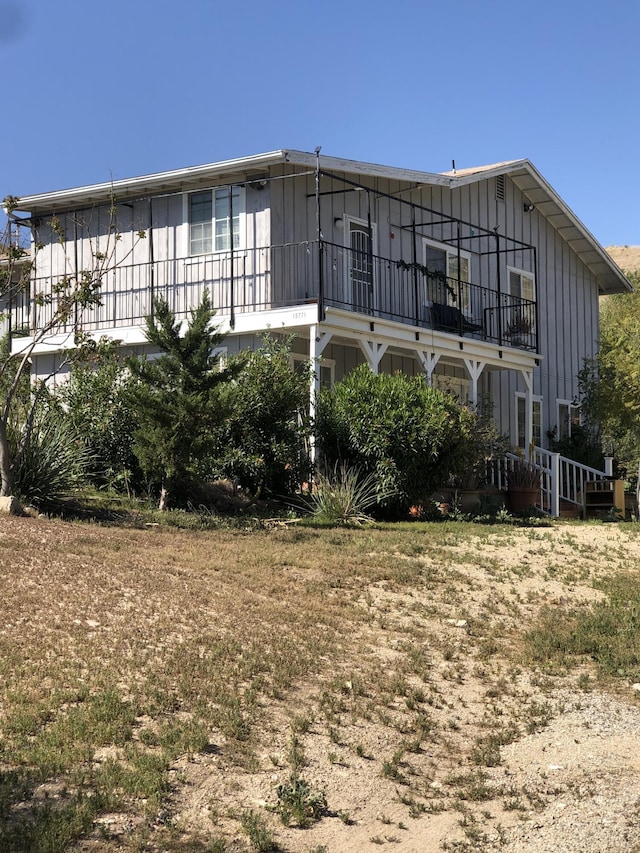 15771 Baker Canyon Rd, Santa Clarita, CA 91390 - back of property with a balcony and board and batten siding