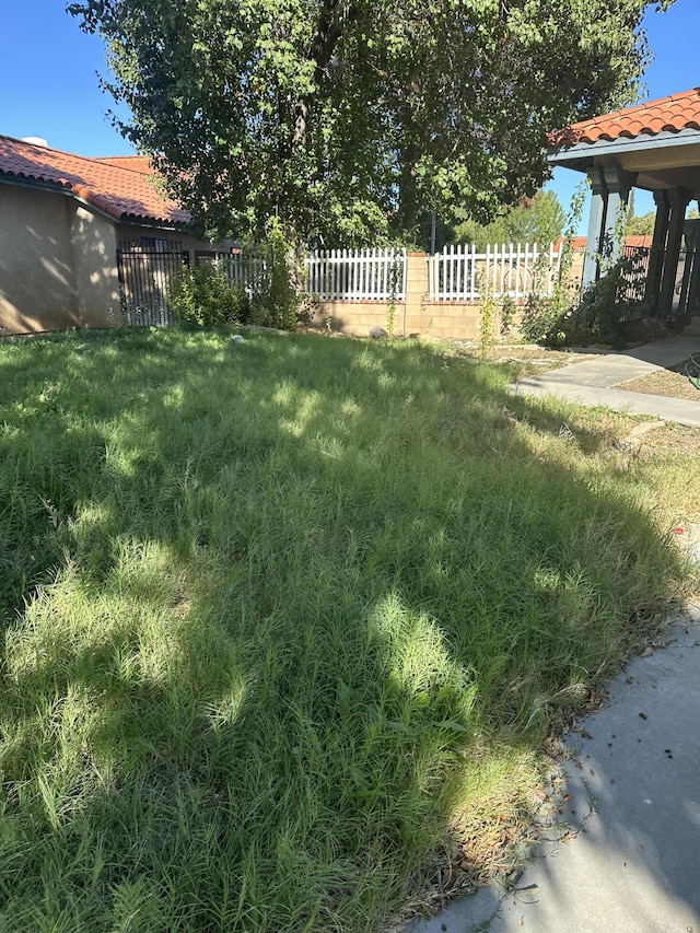 view of yard featuring fence