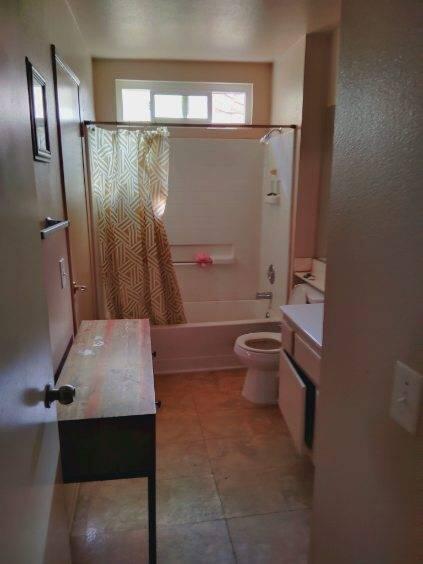 full bath with shower / bath combo, vanity, and toilet