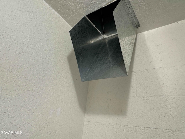 28714 Cruthers Creek Rd, Pearblossom, CA 93553 - detailed view of a textured wall and a textured ceiling