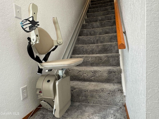 28714 Cruthers Creek Rd, Pearblossom, CA 93553 - staircase with a textured wall