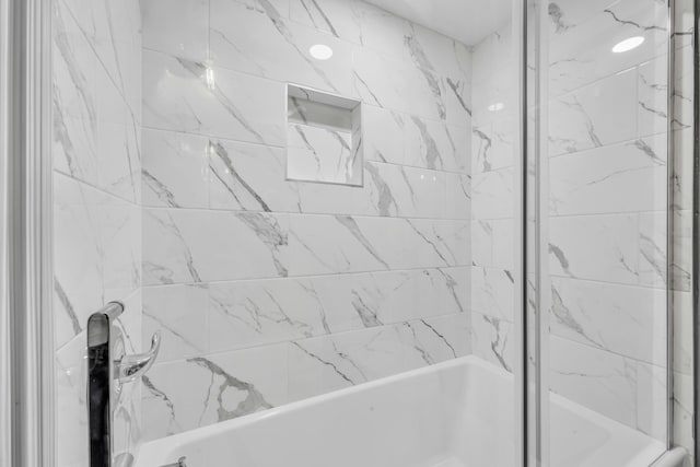 bathroom featuring tiled shower / bath