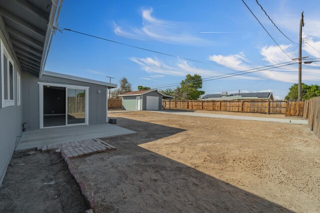 view of yard with an outdoor structure