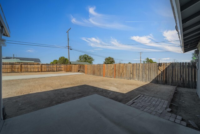 view of yard featuring a patio area