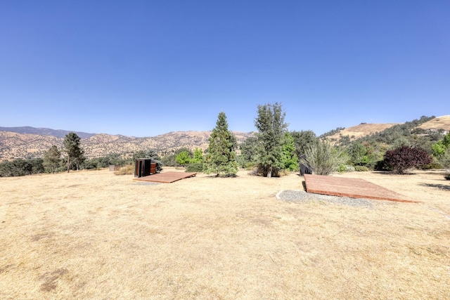 view of yard with a mountain view