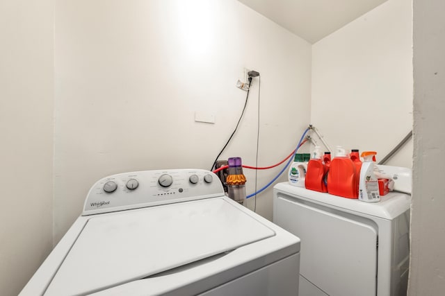 1524 Franklin Ave, Rosamond, CA 93560 - laundry area with washing machine and clothes dryer