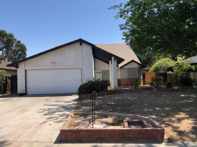 1132 Morven St, Lancaster, CA 93535 - view of front facade featuring driveway, a garage, and stucco siding