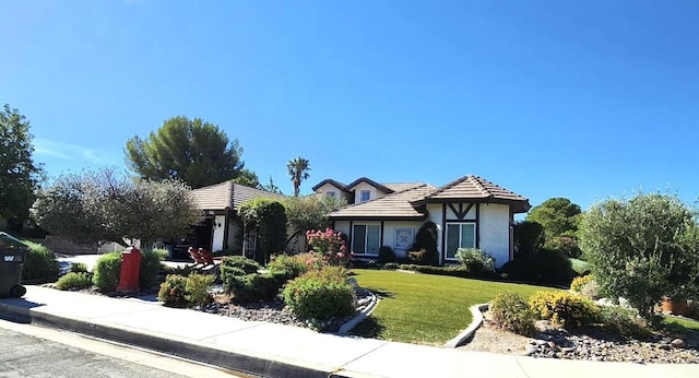 view of front of house featuring a front lawn