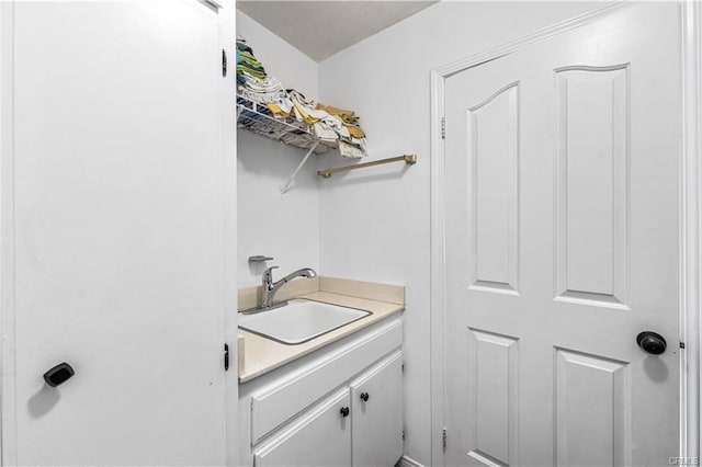 28314 Easton Ln, Saugus, CA 91350 - laundry room with a sink