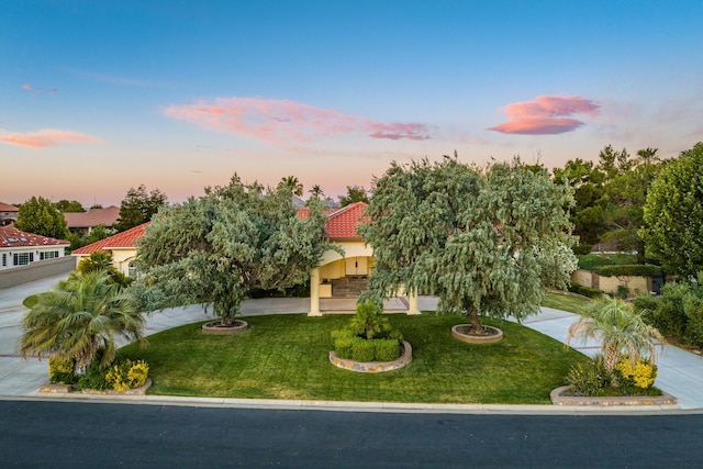 view of front of home featuring a lawn