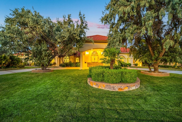 view of yard at dusk