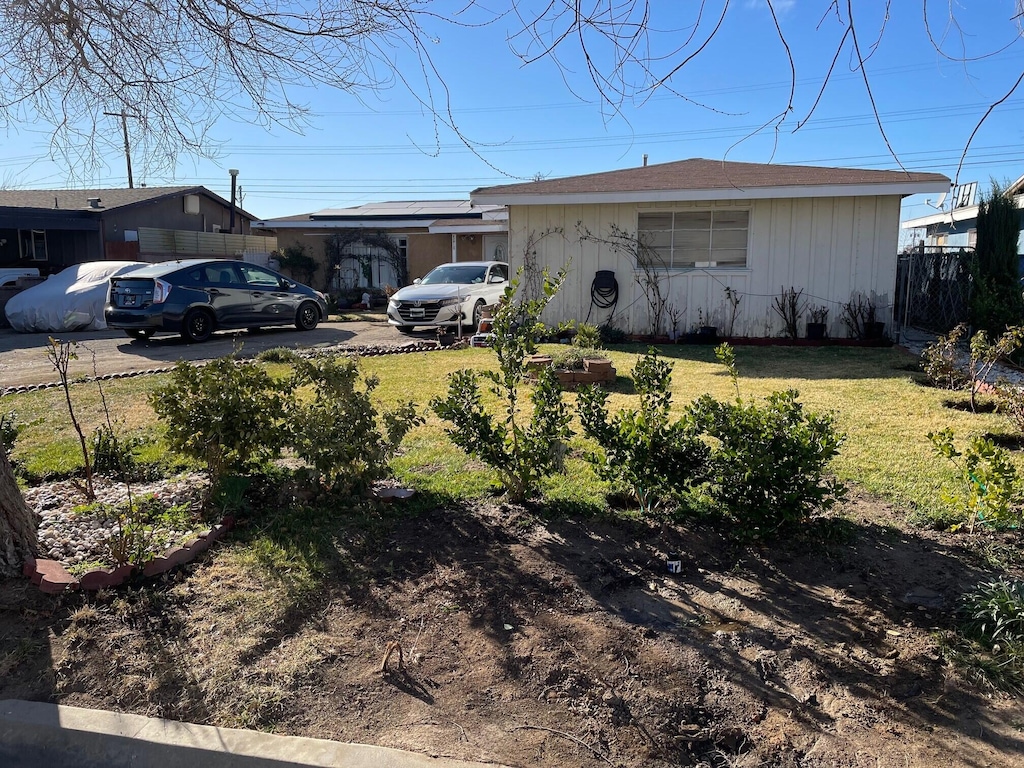 ranch-style house featuring a front yard