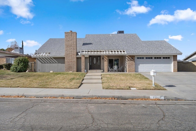 view of front of house featuring a garage and a front yard