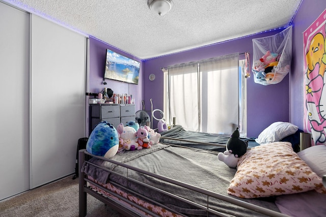 bedroom featuring carpet flooring and a textured ceiling