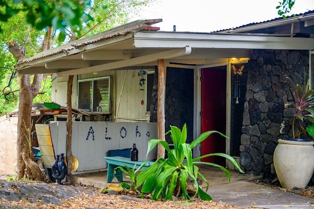 77-6300 Alii Dr, Kailua-Kona, HI 96740 - doorway to property featuring stone siding