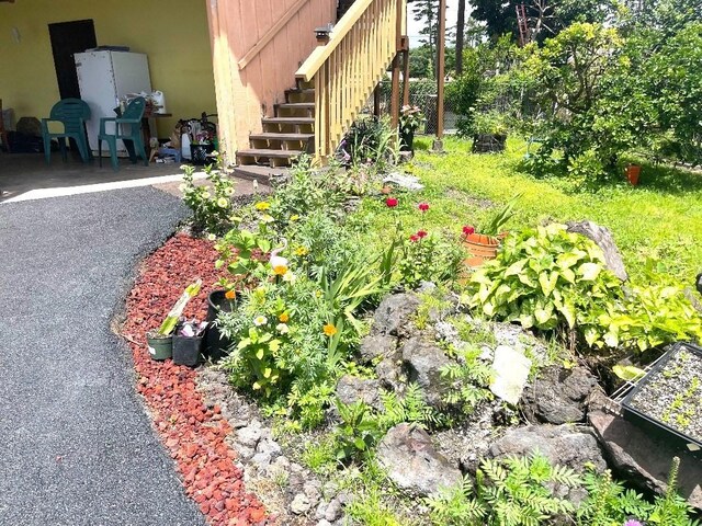 126 W Kinai Pl, Hilo, HI 96720 - view of yard with a garden and stairs