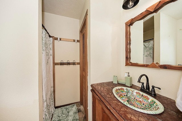 17-8160 N Kulani Rd, Mountain View, HI 96771 - full bathroom with vanity