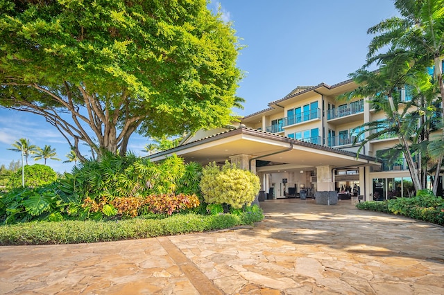 4-820 Kuhio Hwy Unit C402, Kapaa, HI 96746 - view of property featuring driveway and a carport