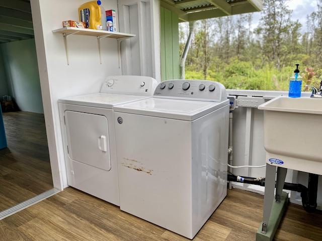 16-1824 Hopue Rd, Mountain View, HI 96760 - laundry area featuring washer and dryer and wood finished floors